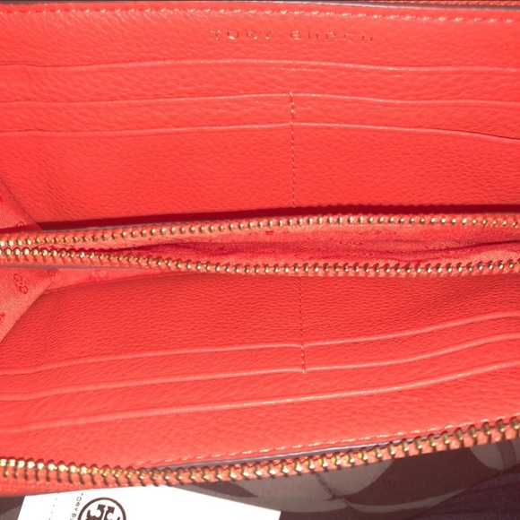 Tory Burch Bombe T Zip continental wallet. Brand New packed never used. - Picture 3 of 3